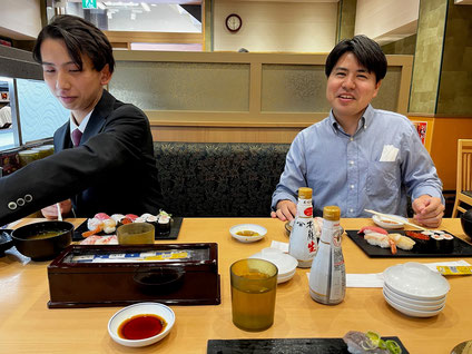 向かって左が髙橋君、右がお寿司大好き名嘉元君。
