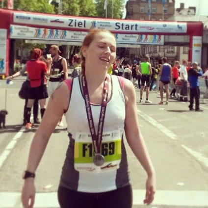 Ich, wenige Minuten nach dem Zieleinlauf meines ersten Marathons in Mainz 2015.
