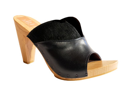 Chaussure d'été sur semelle à haut talon bois, réalisée sur mesure par les sabots d'isa à saint-bertrand-de-comminges