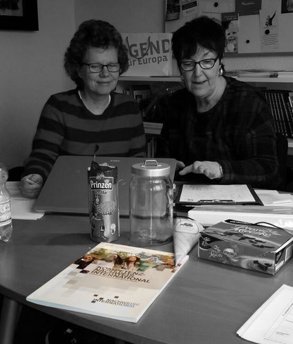 Eva Felka und Heike Lorenz bei der Arbeit
