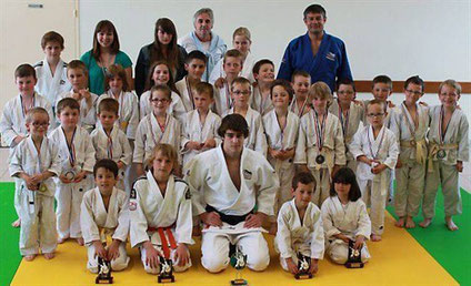 Rémi Paugam, à l'arrière-plan, a présidé pour la dernière fois la remise des trophées du club de judo. 