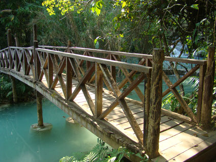 Brücke über einen Fluss. Seminare, die Übergänge gestalten, fördern den eigenen Lebensweg zu gehen, nächste Schritte im Leben zu gehen.