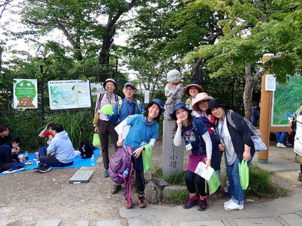 ゴミ拾い：高尾山頂のおそうじ小僧を囲んで