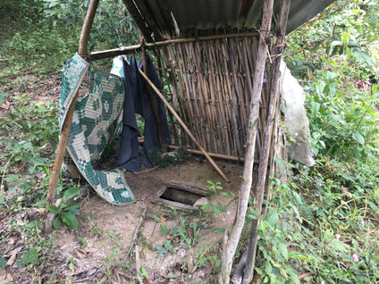 地域内に設置されていたトイレ。地域内のトイレは囲いが不十分で浄化槽もない穴だけのトイレでした
