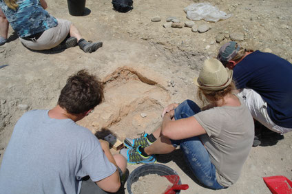 Unsere erste Arbeitsaufgabe: Ein mehr als 2800 Jahre alter Ofen in der Ecke eines Wohnhauses.