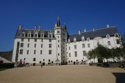 Schneeweißes Château des Ducs de Bretagne in Nantes vor strahlend blauem Himmel