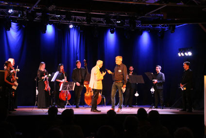 Die Kammersolisten der Klassischen Philharmonie Bonn, ihr Geschäftsführer Jürgen-Peter Freudenberg und Frank Christgen. Foto: Thomas Weber