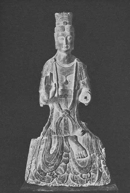 LI. Statue monumentale de Bodhisattva, pierre  (Ve siècle) (Ancienne collection Worch ; actuellement au Musée de Boston).