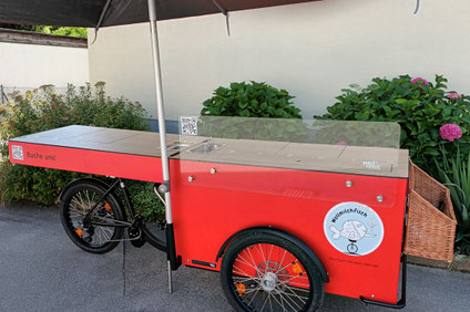 Wollmilchfisch-Getränkefahrrad; die mobile Bar aufgeklappt.