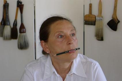 Das Bild zeigt die Autorin Marie Dréa mit einem Stift im Mund.