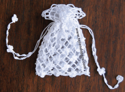 Paso a paso: bolsita para Primera Comunión tejida a crochet en el punto red de flores margaritas