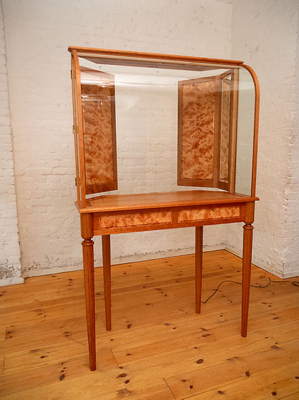 Vitrine für Modellschiff , Kirsche und Spruth Entwurf und Fertigung Elissavitis Möbel 