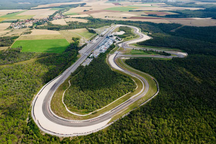 Luftaufnahme Rennstrecke Dijon im Sonnenlicht
