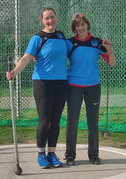 Birgit Keller und Renate Ansel mit ihren "Arbeitsgeräten".