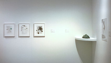 No Title 32x24cm (3x) ingelijst (links). Geëxposeerd in het Stedelijk Museum Breda 'Raketstart' 2019