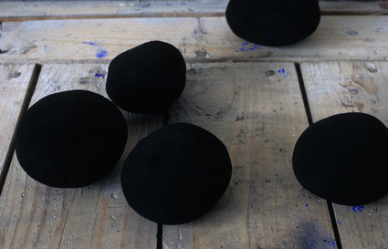 Die Kartoffeln und das Atelier Schwarz. pigment en aardappelen 1996 (Zie serie 1986-2021 Pigment-objecten en Abstracte schilderijen)