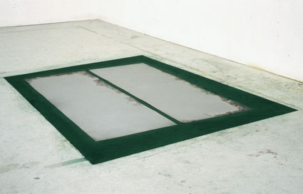 Zonder titel (akker) 155x220x0,2cm pigment en metaalplaten op vloer. Kunstacademie St.Joost Breda 1987