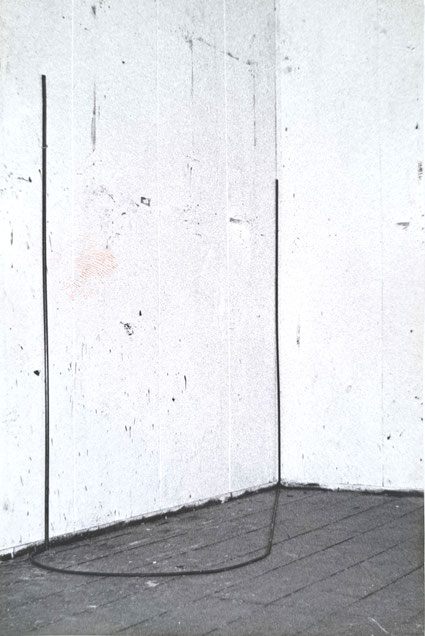 Ronding in staal (curve op de vloer) 200x100x200cm wand/vloerobject St. Joost kunstacademie 1985