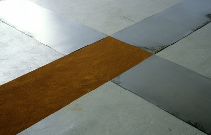 Z.T. 340x400x0,2cm pigment en metaalplaten op vloer (detail) 1987