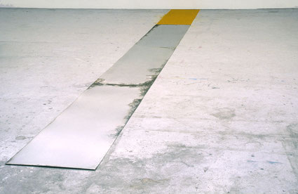 Zonder titel (sloot) 680x60x0,2cm pigment en metaalplaten op vloer 1987