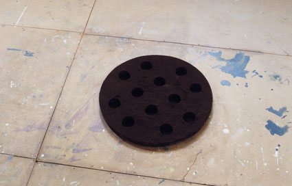 Zonder titel 50cm doorsnede rond dikte 2cm pigment op spaanplaat 2005