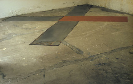 Z.T. 340x400x0,2cm pigment en metaalplaten op vloer Eindexamen expositie kunstacademie St. Joost Breda 1987 (Zie serie 1986-2021 Pigment-objecten en Abstracte schilderijen)