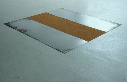 Z.T. 170x180x0,2cm pigment en metaalplaten op vloer 1987