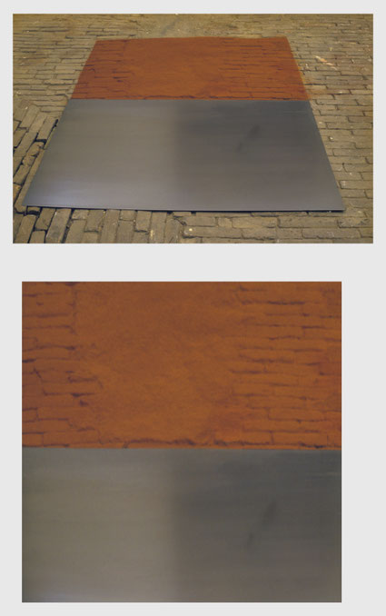 Z.T. 120x160x0,2cm pigment en metaalplaat Eindexamen expositie kunstacademie St. Joost Breda 1987 (Onderste afbeelding bovenaanzicht)
