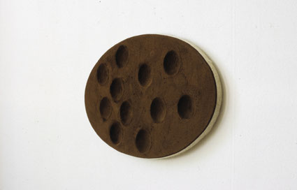 Zonder titel pigment op linnen op spaanplaat wand ovaal 23x40x2cm 2005