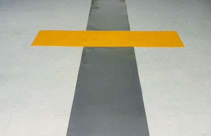 Z.T. 170x400x0,2cm pigment en metaalplaten op vloer 1987
