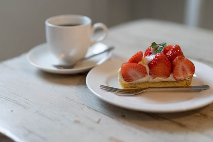 桔梗、バラ、カーネーション、菜の花。紅茶の入ったカップ&ソーサ。便箋とボールペン。新春のご挨拶。