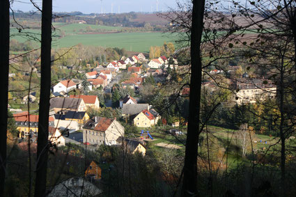 Blick auf Tümpling vom Buchenwald in Nähe der Cyriaksruine aus (von Südwesten oberhalb der Saale). 