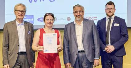 Gratulanten und Absolventin nach Urkundenverleihung