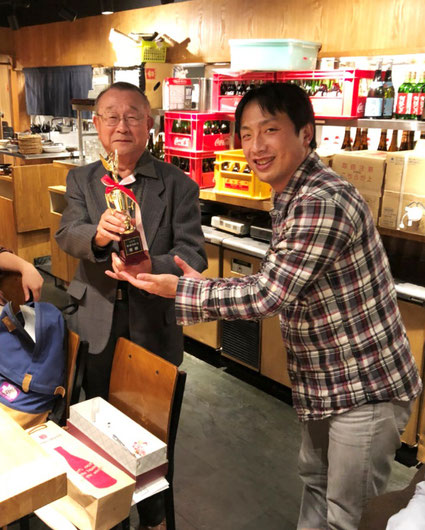 抜水相談役から優勝トロフィーの授与