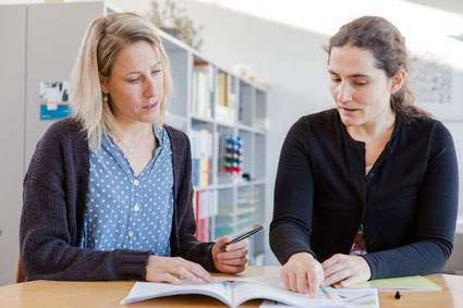 Bild: Mutter und Lehrerin im Gespräch