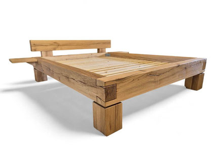 Massivholzbett 200x200 cm aus Wildeiche mit rustikalem Balkenrahmen, markanter Maserung und traditioneller Holzverbindung