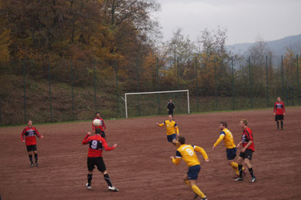 Die TuS-Spieler wurden von Haxheim bereits in der eigenen Hälfte unter Druck gesetzt