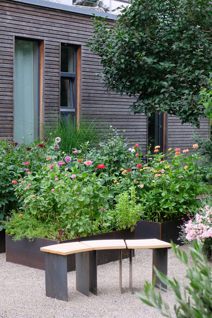 dieartigeGARTEN // August Garden - high beds with dahlias / Knie-Hochbeete mit Dahlien + Hocker aus Stahl & Holz