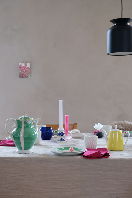 dieartigeBLOG // Oster-Frühlings-Tischdekoration | Weiß mit Grün - Vintage-Porzellan, Pinke Stoffservietten, Blaue + Zitronengelbe Akzente