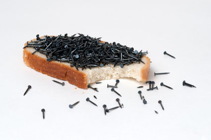 Enthält ebenfalls mehr Eisen als Spinat: Ein Weißbrot voller Nägel