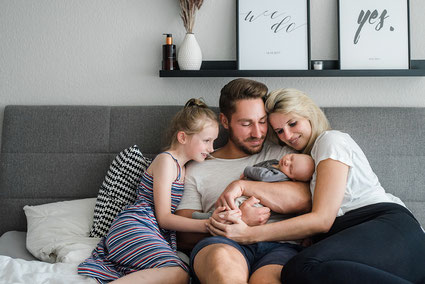 Natürliche Babyfotografie - Babyfotoshooting mit Neugeborenenfotos zuhause in Leipzig, Markkleeberg und Borna