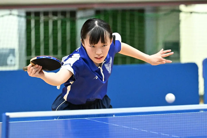 果敢な裏面打法でノーシードから勝ち上りベスト8　持田桜奏（横浜隼人）©卓球レポート／バタフライ