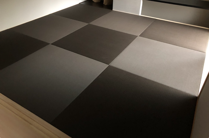 ダイケン健やか表(栗色)と建材床55mmを使用した畳の施工事例の写真。落ち着いた色合いが洋室にも調和するカラー畳です。