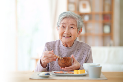 楽しく食事をする利用者さんの写真