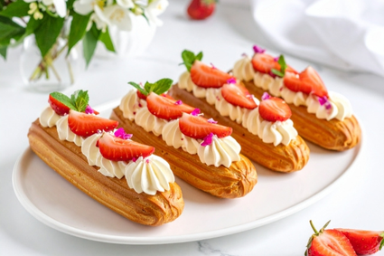 いちごと生クリームがたっぷりのったエクレア。