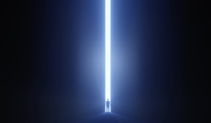 Ein vertikaler Lichtstrahl mit einer extrem dünnen und schmalen weißen Linie in der Mitte, der auf eine an seiner Basis stehende Person vor einem dunkelblauen Hintergrund fällt. Die Silhouette der Figur wird durch den hellen Strahl hervorgehoben