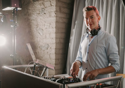Timo Blößer als Hochzeits DJ Köln steht am DJ Pult in der Location