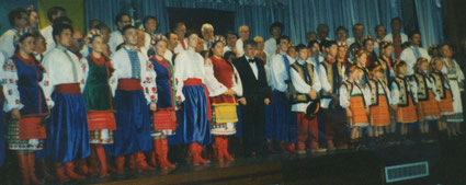Учасники хору Гомін, танцювального ансамблю Орлик та учні школи під час концерту до Дня Незалежності України. 1997 рік