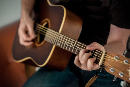 Gitarrenlehrer erteilt Gitarrenunterricht an der Musikschule Münchner Klangwelt
