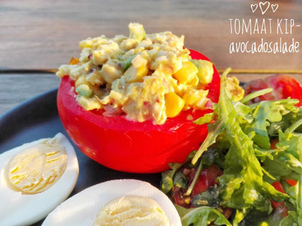 Tomaat met kip-avocadosalade